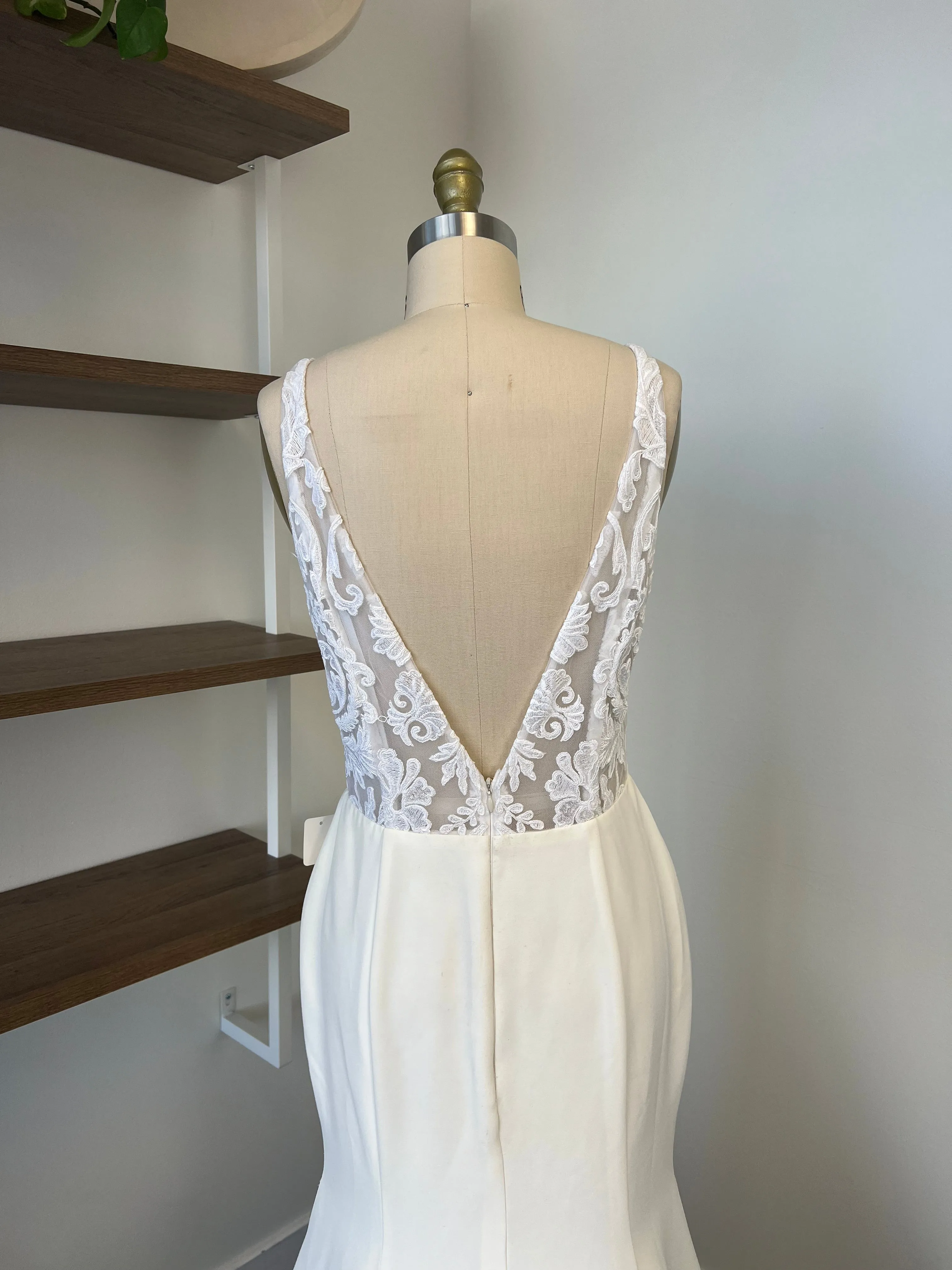 B / Sarah Seven Easton Size 8