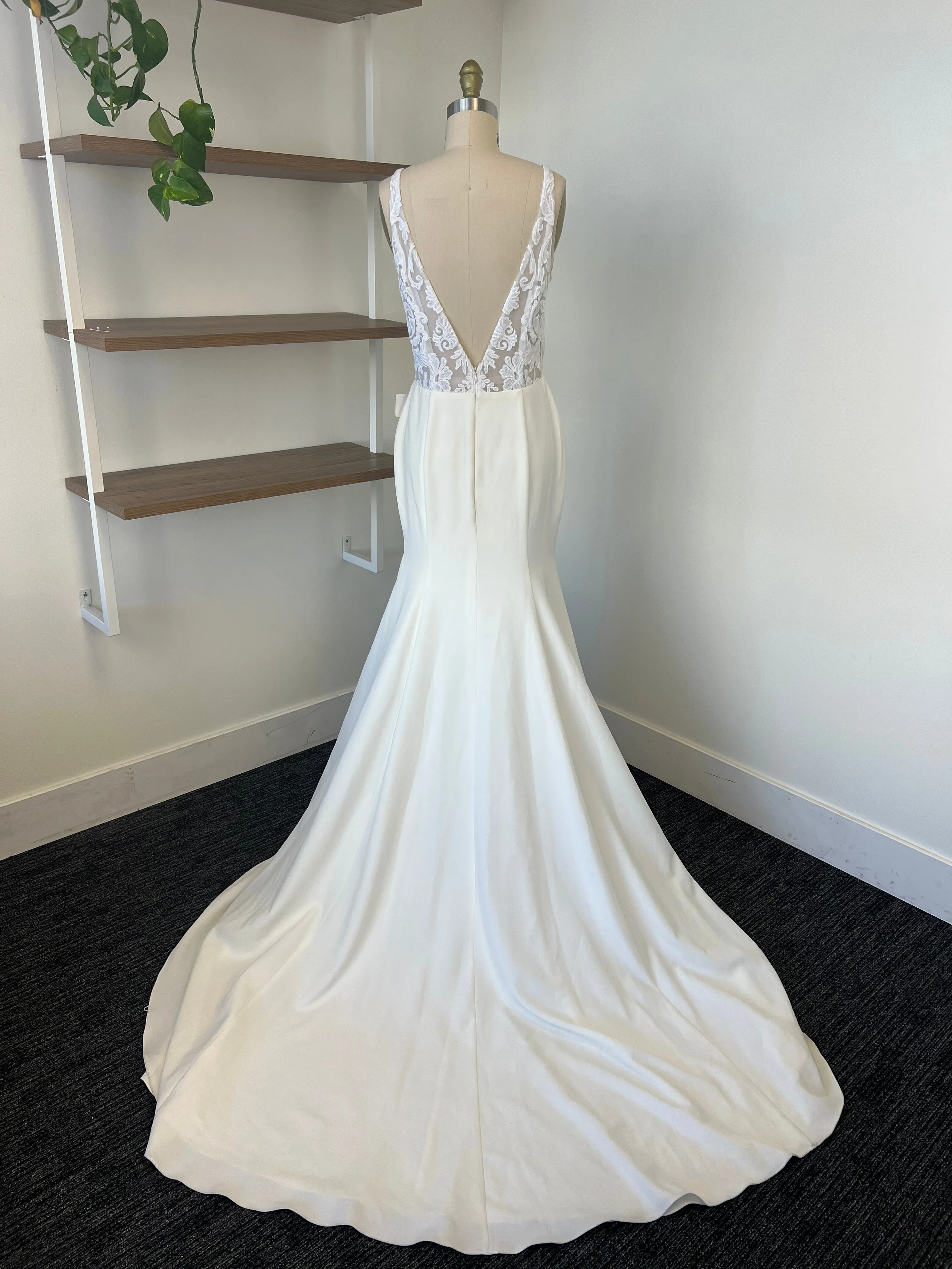 B / Sarah Seven Easton Size 8