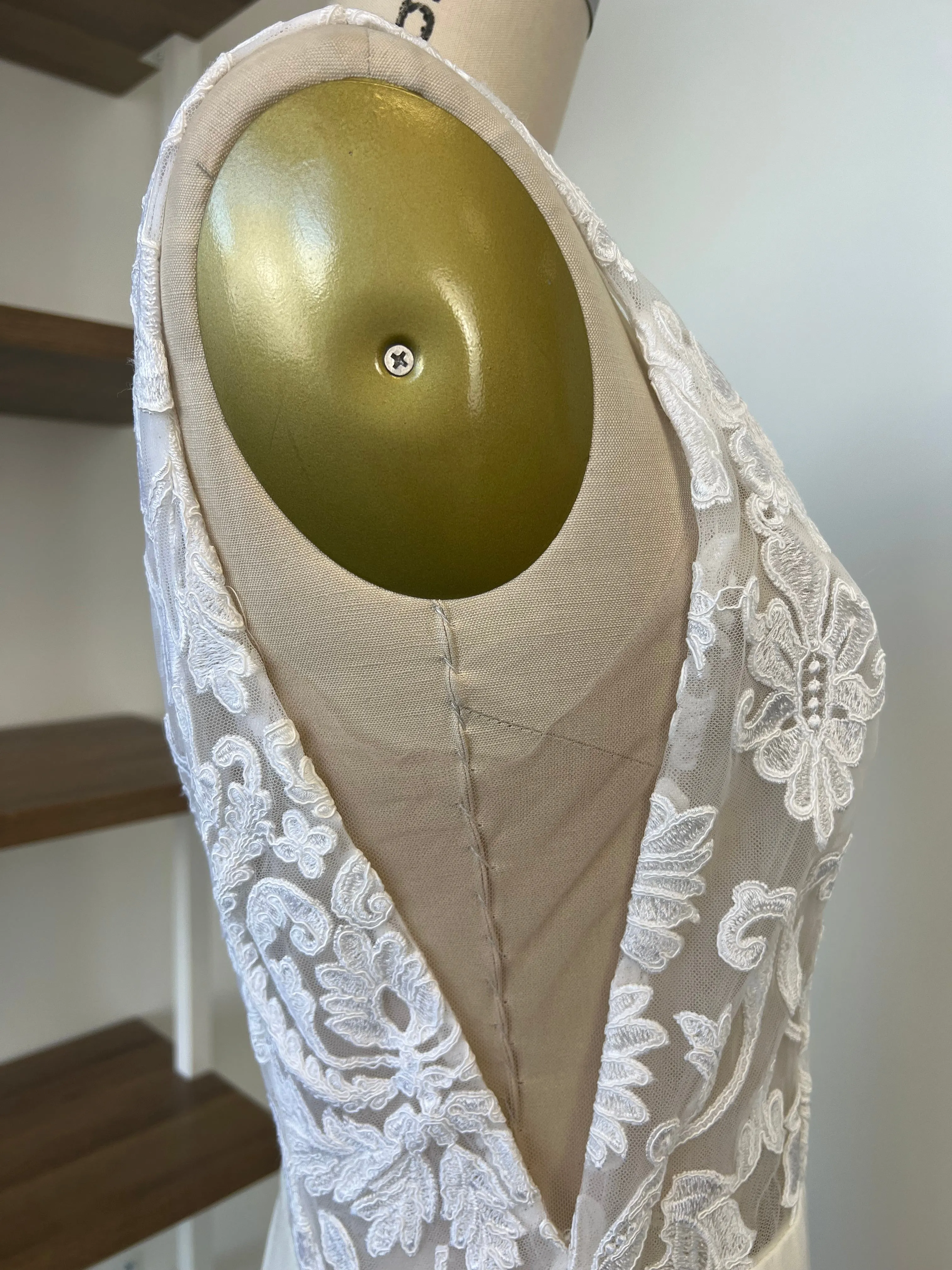 B / Sarah Seven Easton Size 8