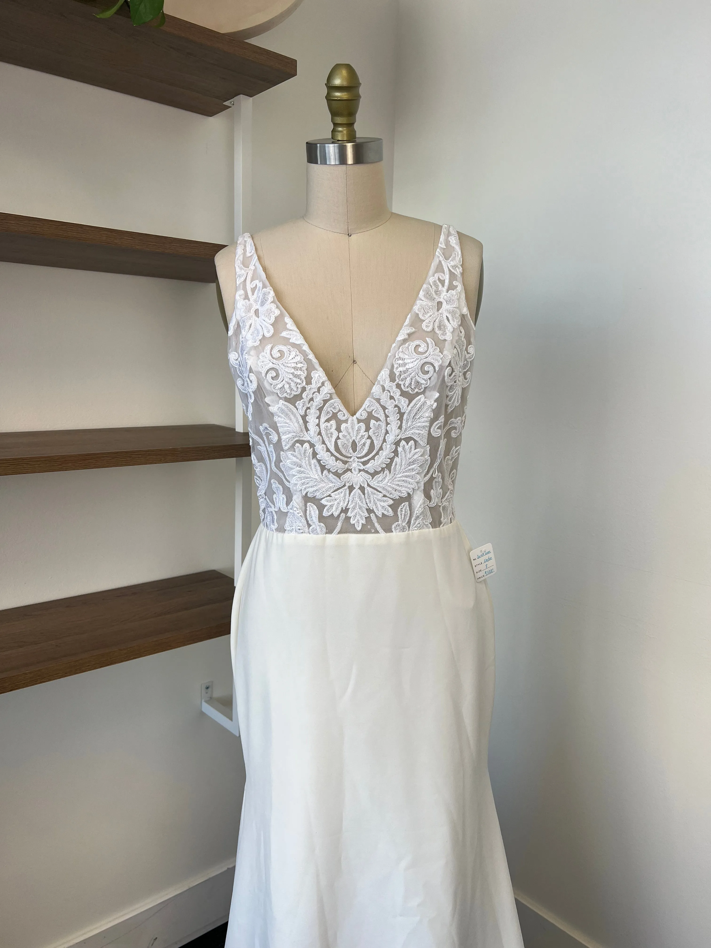 B / Sarah Seven Easton Size 8
