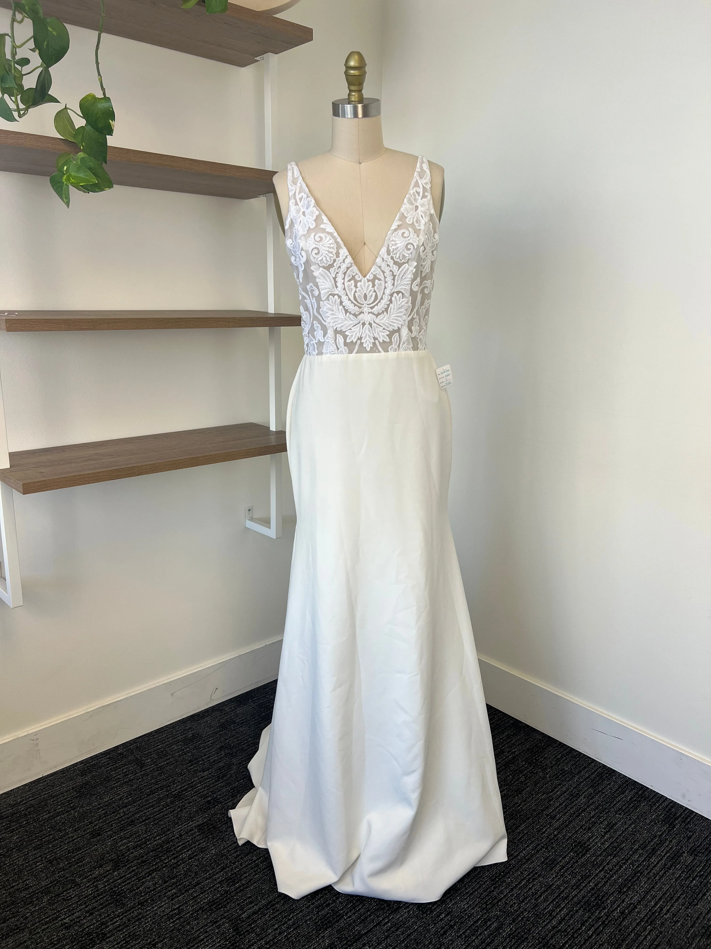 B / Sarah Seven Easton Size 8